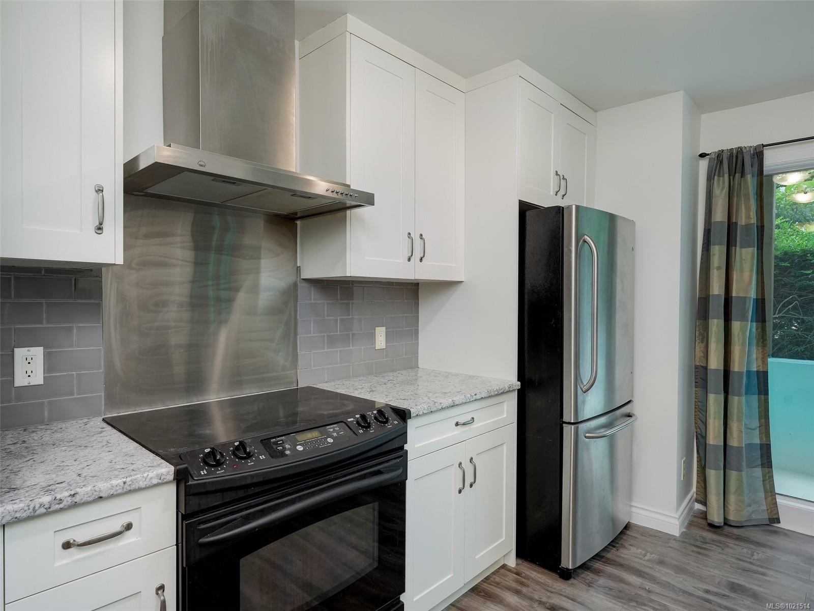 104-494 Marsett Pl, Saanich, BC - Indoor Photo Showing Kitchen