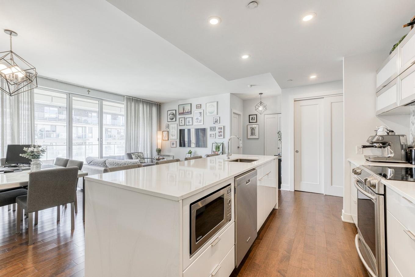 Cuisine - 706-4001 Rue Elsa-Triolet, Laval (Chomedey), QC - Indoor Photo Showing Kitchen With Upgraded Kitchen