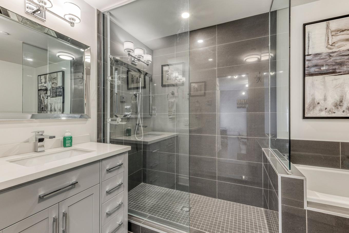 Salle de bains attenante à la CCP - 706-4001 Rue Elsa-Triolet, Laval (Chomedey), QC - Indoor Photo Showing Bathroom