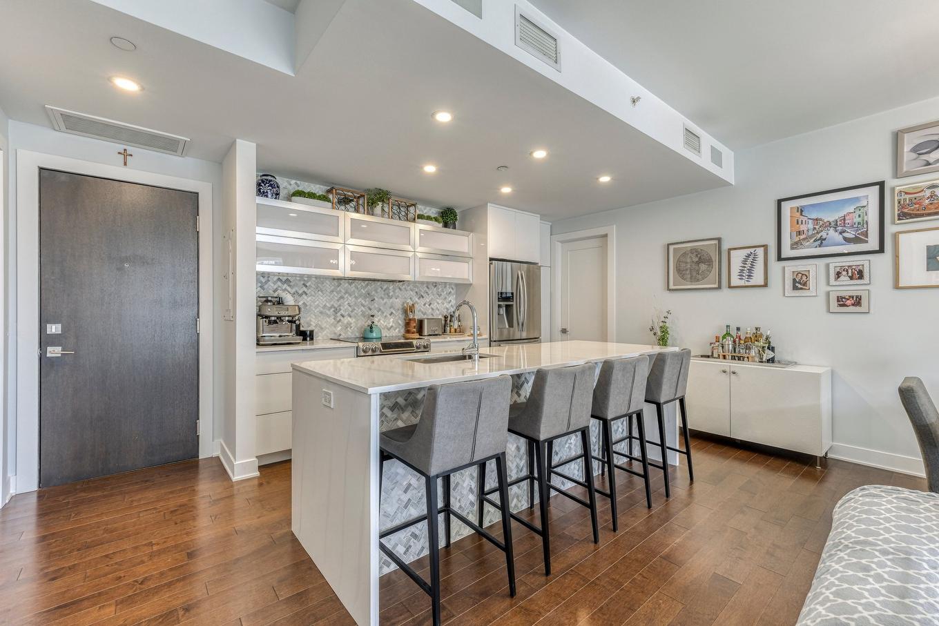 Cuisine - 706-4001 Rue Elsa-Triolet, Laval (Chomedey), QC - Indoor Photo Showing Kitchen With Upgraded Kitchen