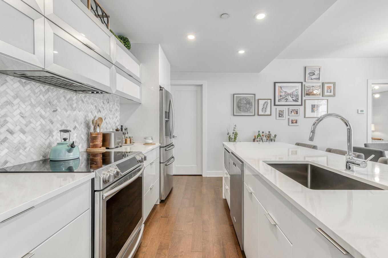Cuisine - 706-4001 Rue Elsa-Triolet, Laval (Chomedey), QC - Indoor Photo Showing Kitchen With Upgraded Kitchen