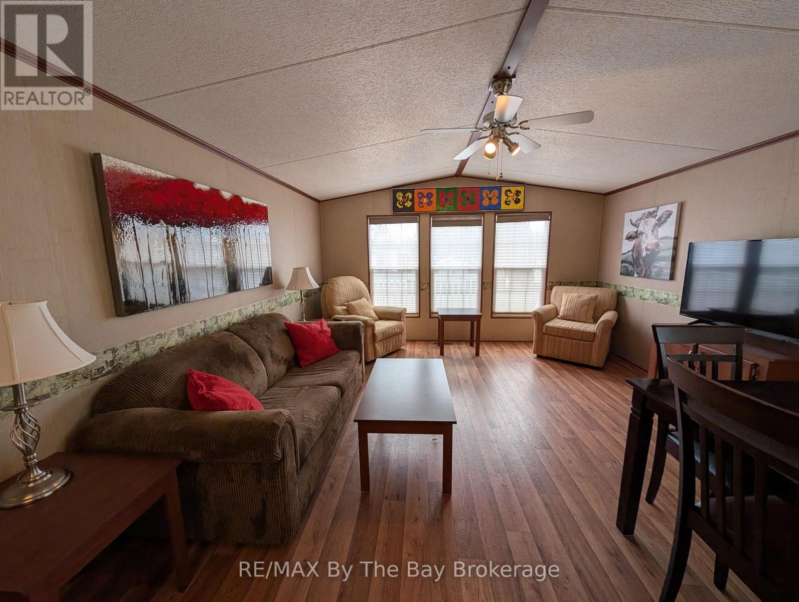 2 White Pines Trail, Wasaga Beach, ON - Indoor Photo Showing Living Room