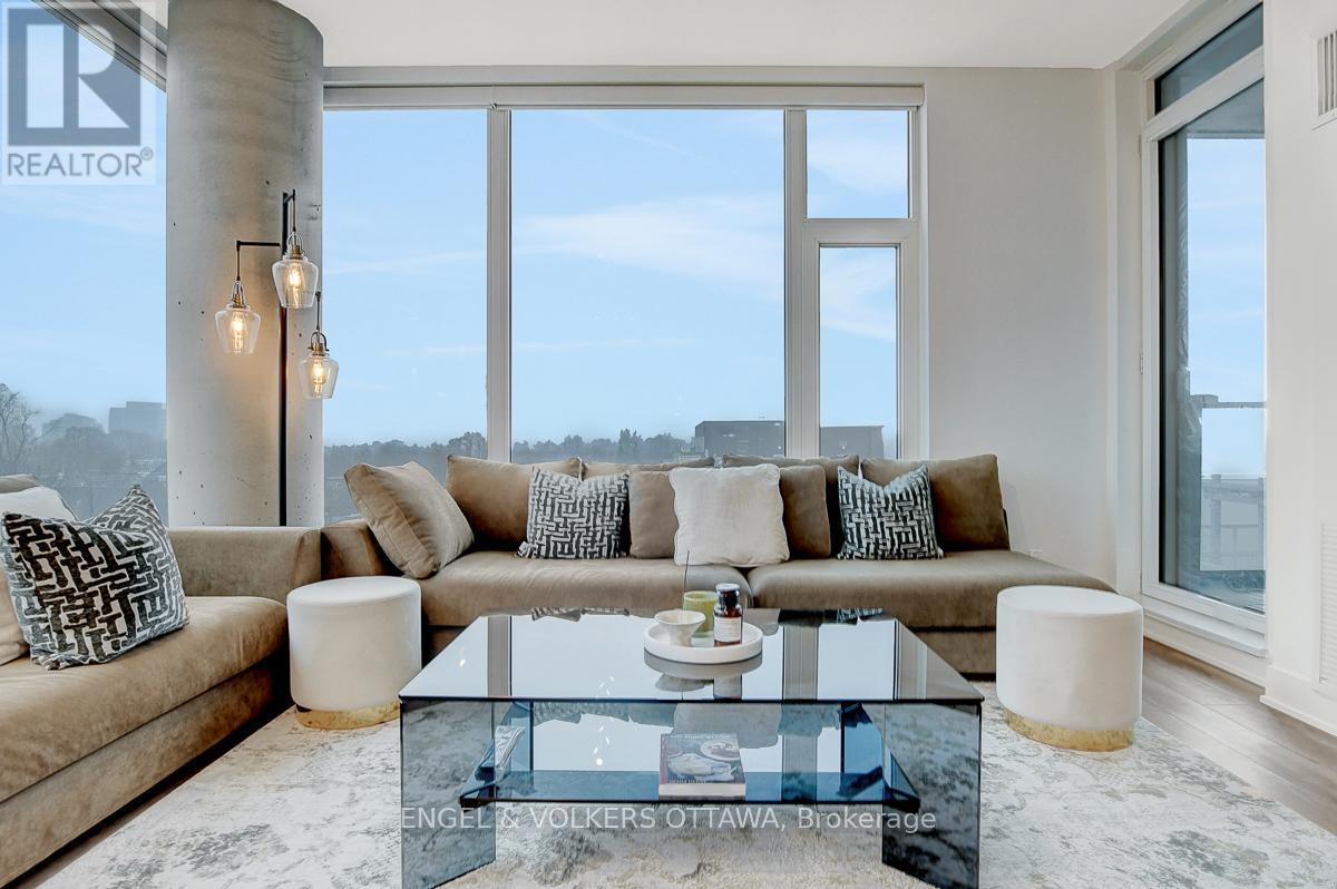 509 - 118 Holmwood Avenue, Ottawa, ON - Indoor Photo Showing Living Room