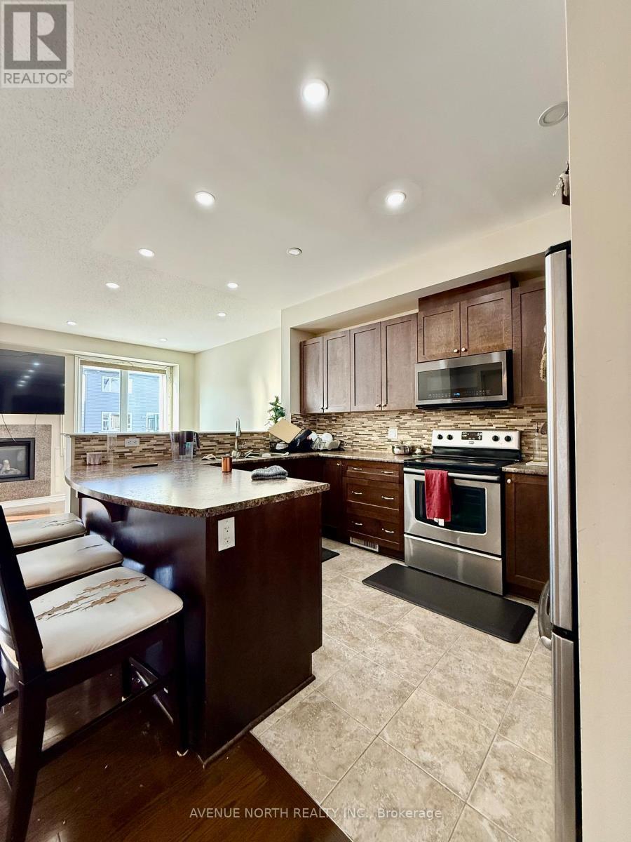 274 Broxburn Crescent, Ottawa, ON - Indoor Photo Showing Kitchen With Upgraded Kitchen