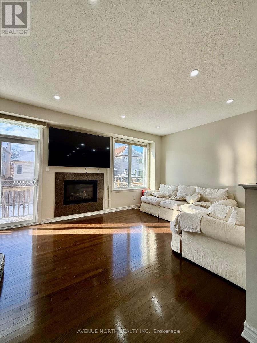 274 Broxburn Crescent, Ottawa, ON - Indoor Photo Showing Living Room