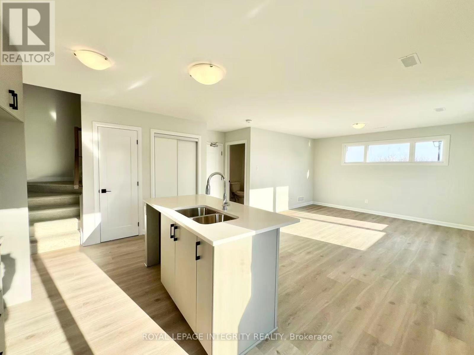 1118 Creekway Private, Ottawa, ON - Indoor Photo Showing Kitchen With Double Sink