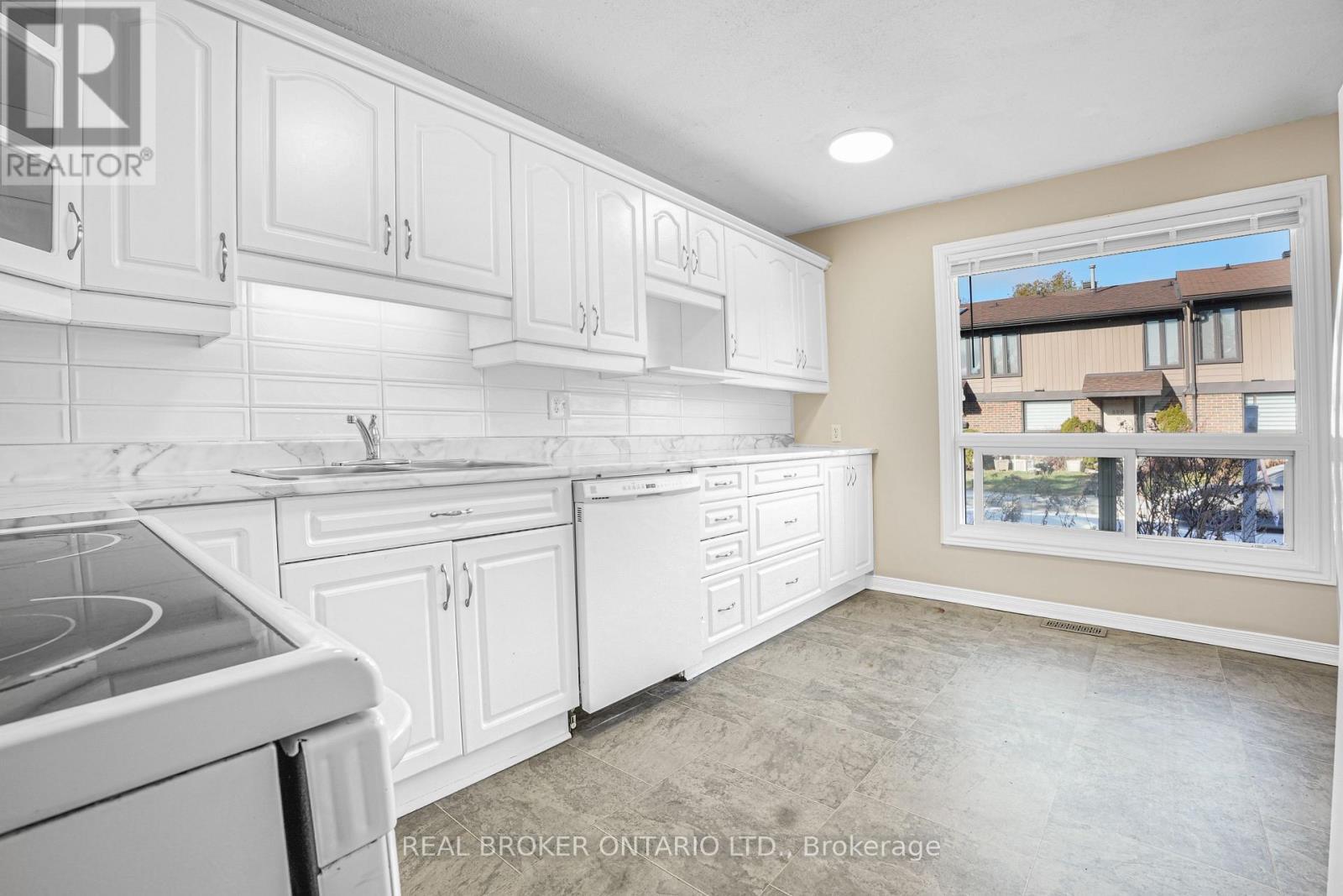 10 - 890 Cahill Drive W, Ottawa, ON - Indoor Photo Showing Kitchen