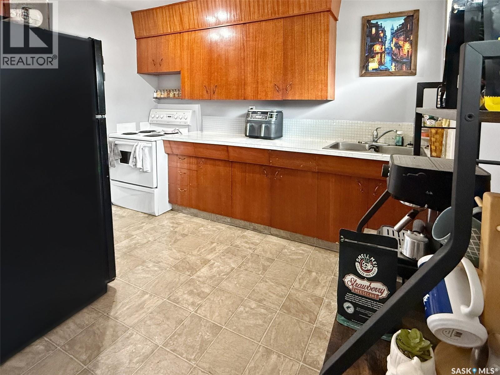 275 Central Avenue S, Swift Current, SK - Indoor Photo Showing Kitchen With Double Sink