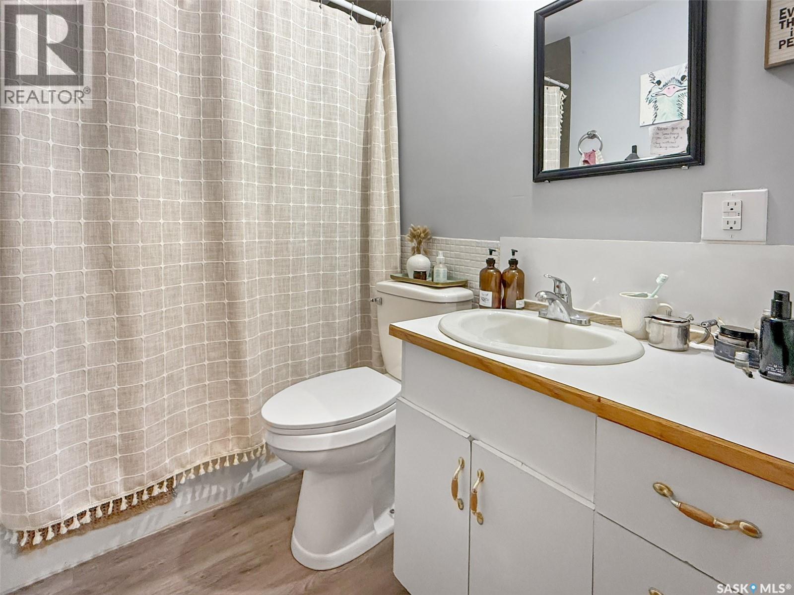 275 Central Avenue S, Swift Current, SK - Indoor Photo Showing Bathroom