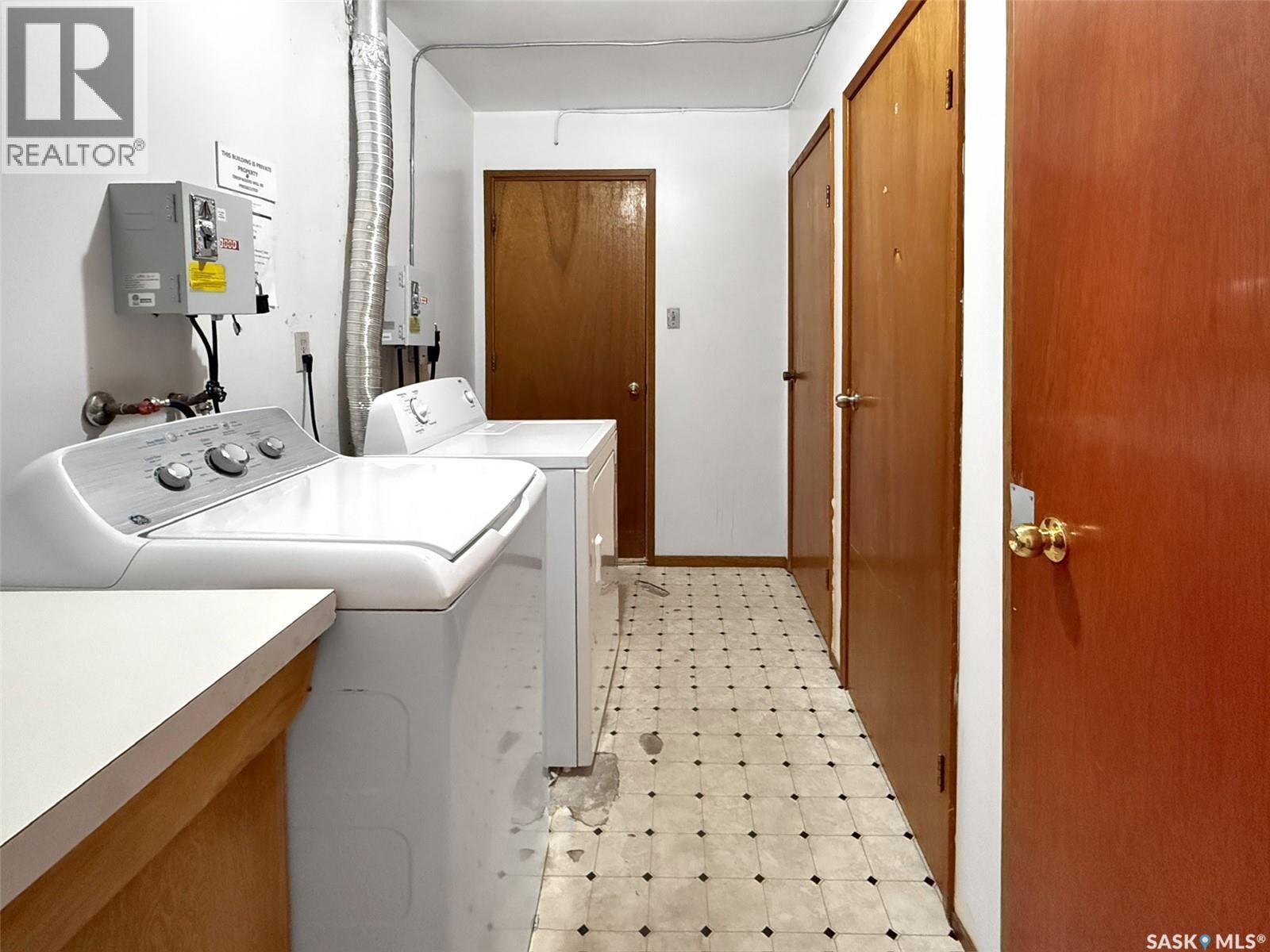 275 Central Avenue S, Swift Current, SK - Indoor Photo Showing Laundry Room