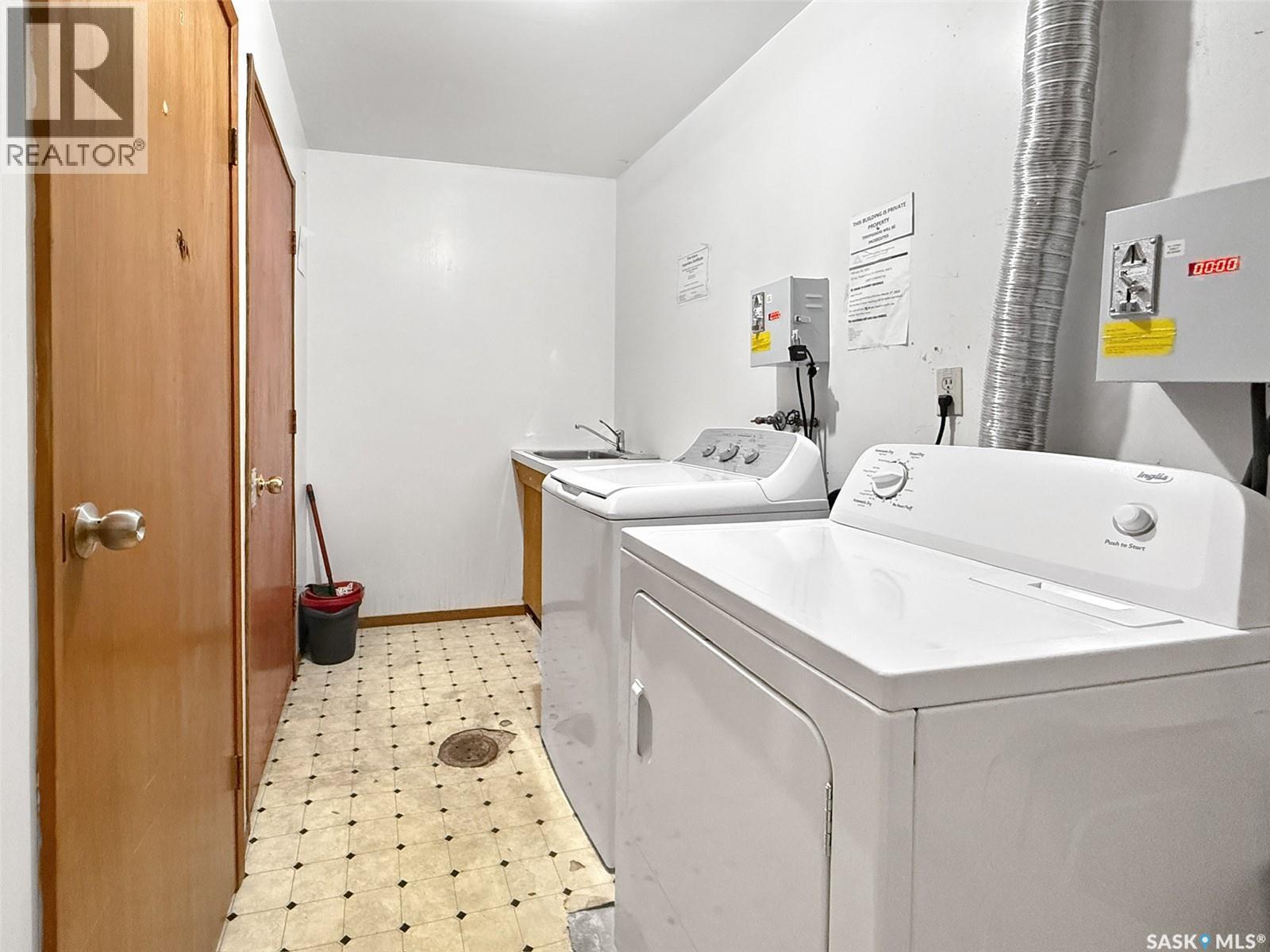 275 Central Avenue S, Swift Current, SK - Indoor Photo Showing Laundry Room