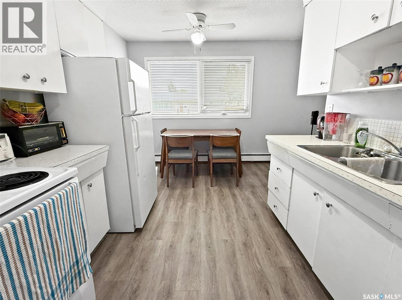 275 Central Avenue S, Swift Current, SK - Indoor Photo Showing Kitchen With Double Sink
