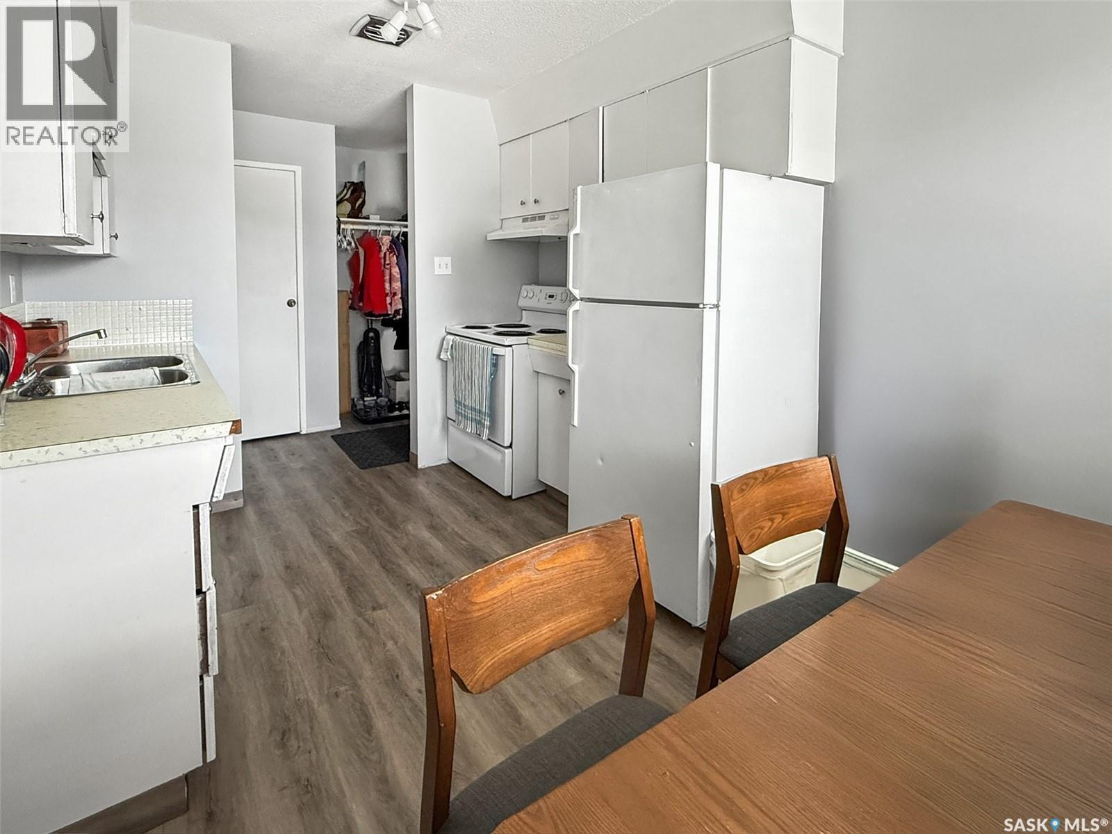 275 Central Avenue S, Swift Current, SK - Indoor Photo Showing Kitchen