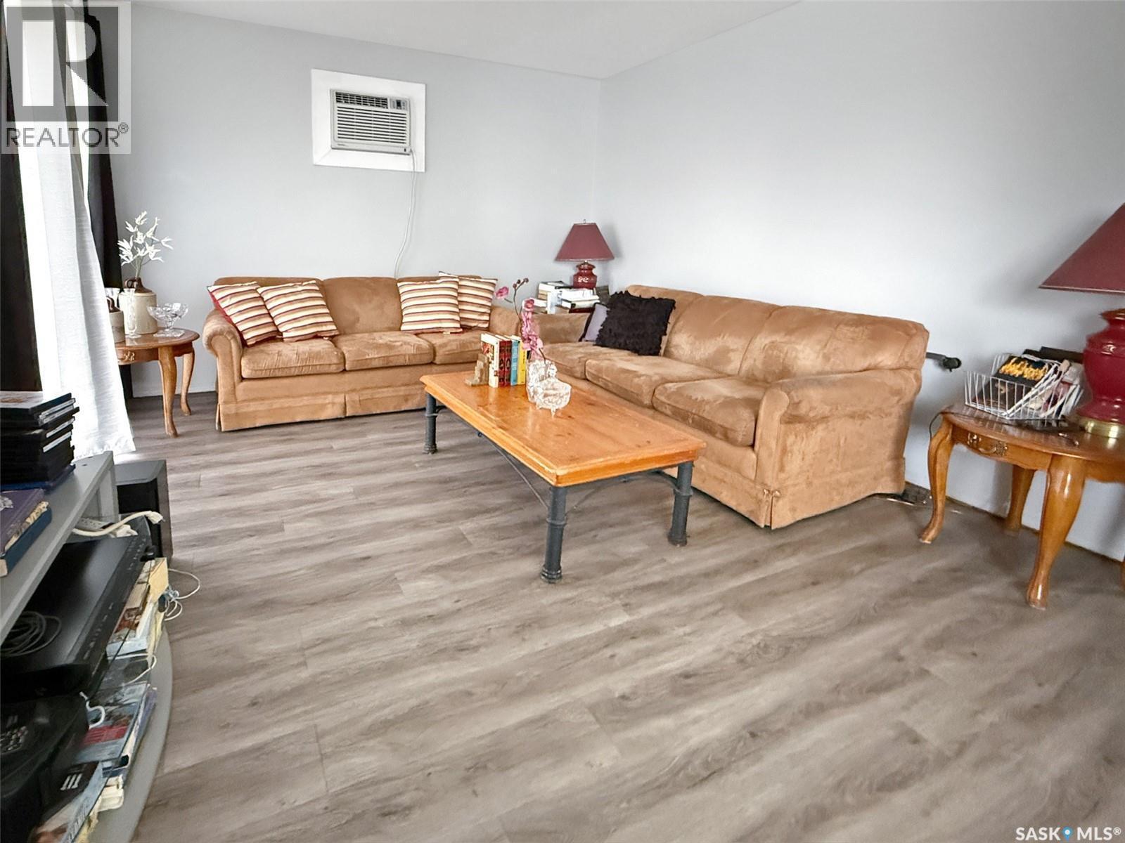 275 Central Avenue S, Swift Current, SK - Indoor Photo Showing Living Room