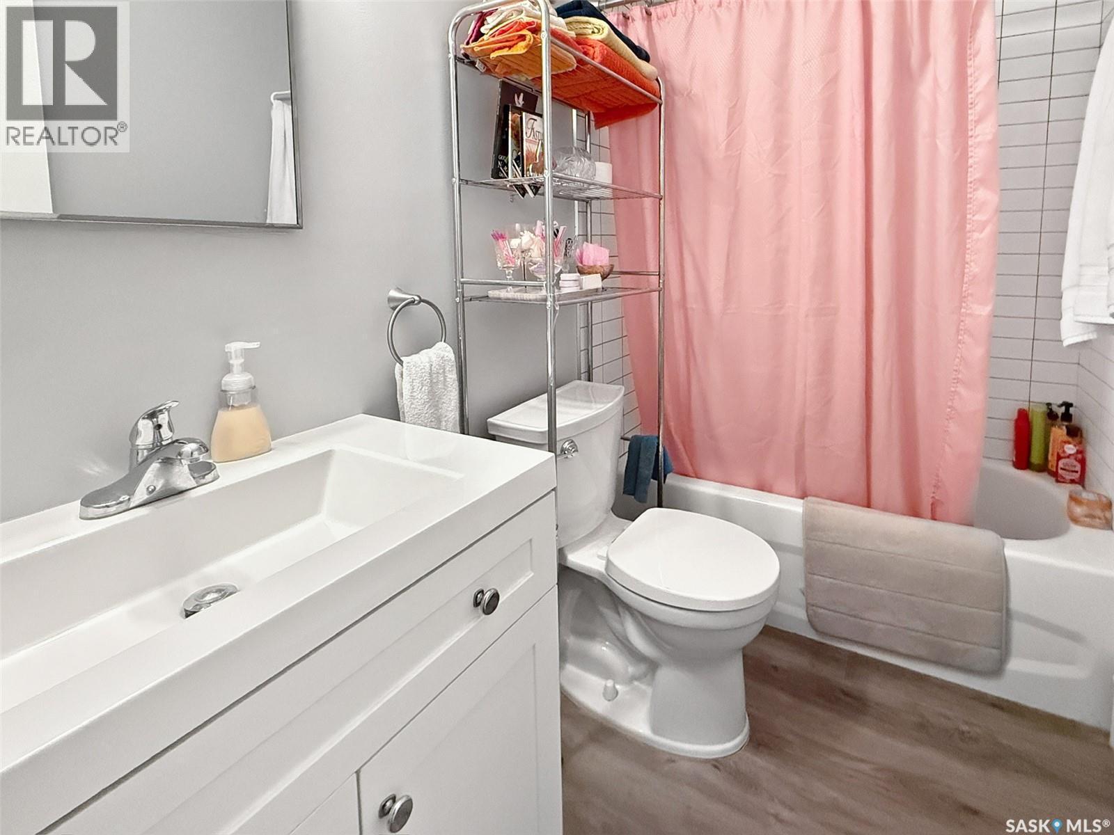 275 Central Avenue S, Swift Current, SK - Indoor Photo Showing Bathroom