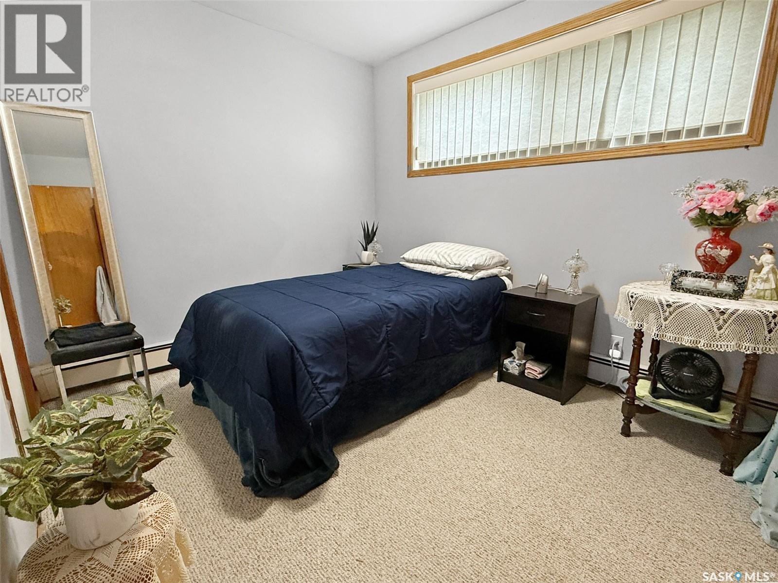 275 Central Avenue S, Swift Current, SK - Indoor Photo Showing Bedroom