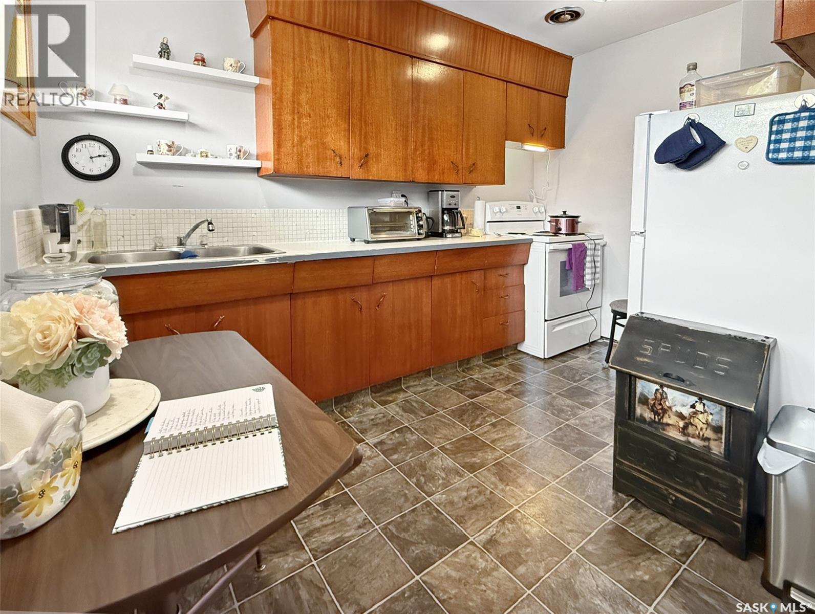275 Central Avenue S, Swift Current, SK - Indoor Photo Showing Kitchen With Double Sink