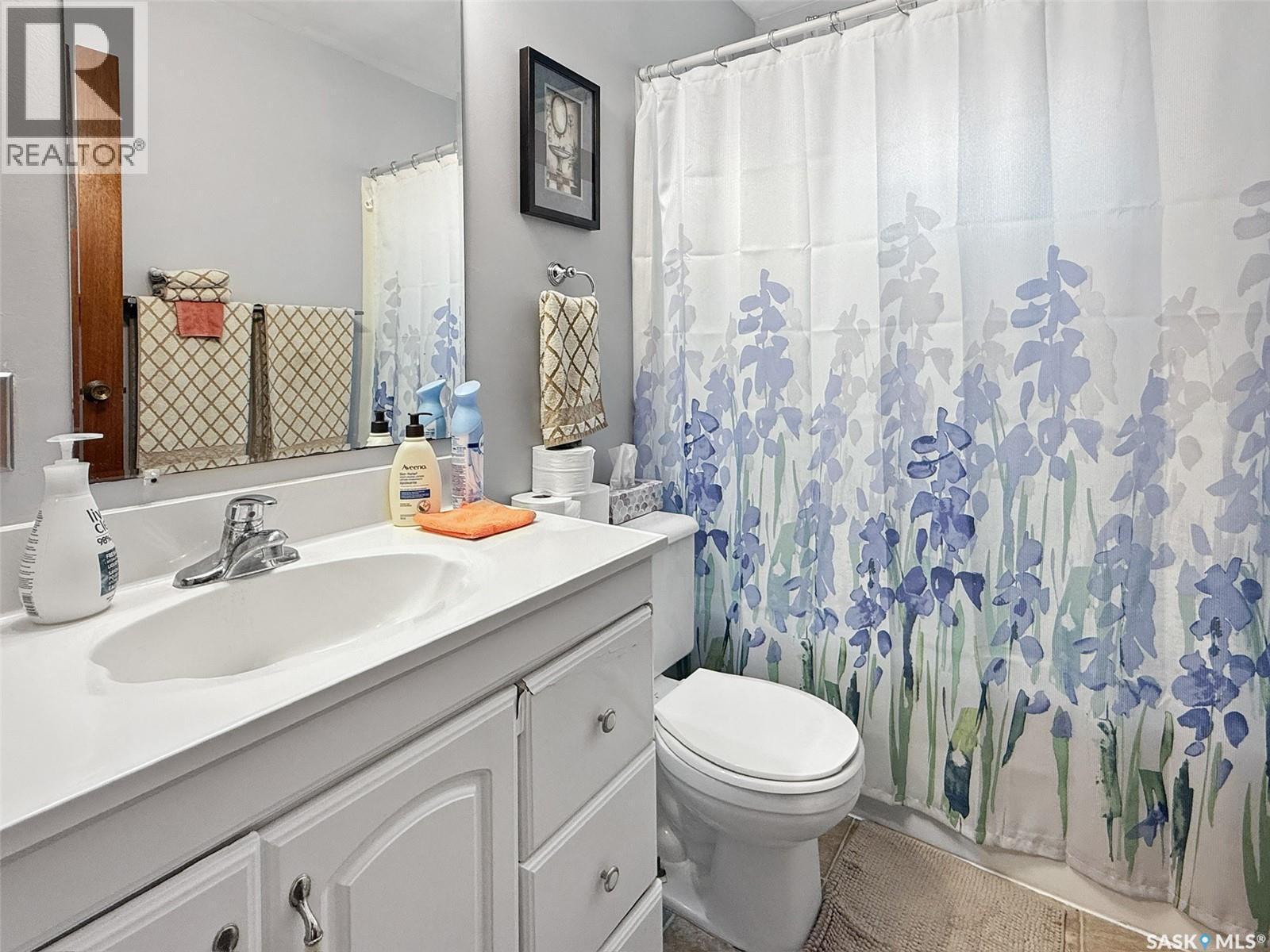 275 Central Avenue S, Swift Current, SK - Indoor Photo Showing Bathroom