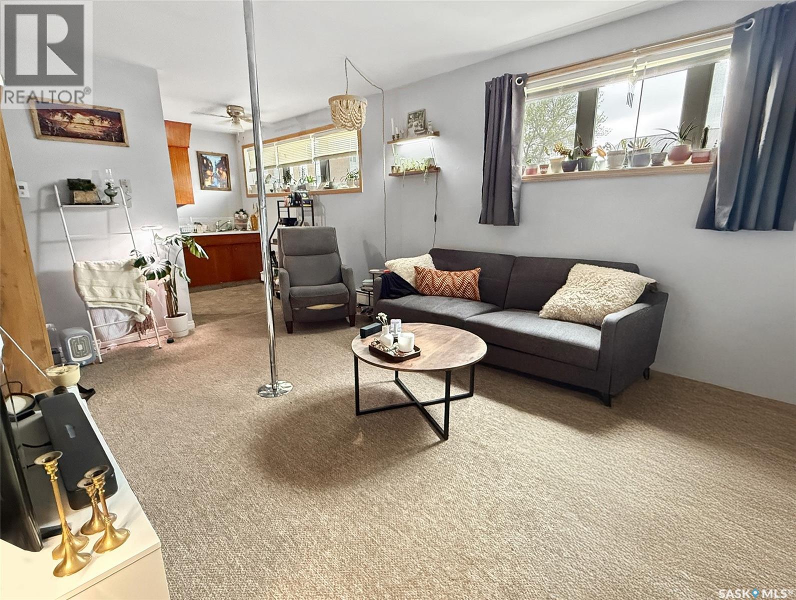 275 Central Avenue S, Swift Current, SK - Indoor Photo Showing Living Room