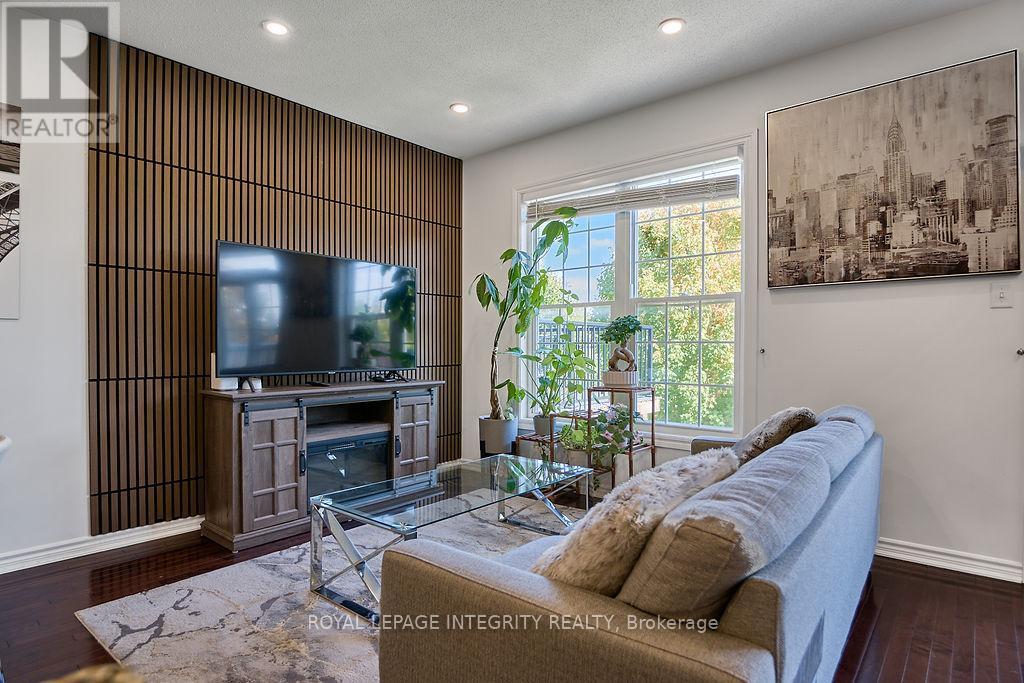 114 Battersea Crescent, Ottawa, ON - Indoor Photo Showing Living Room