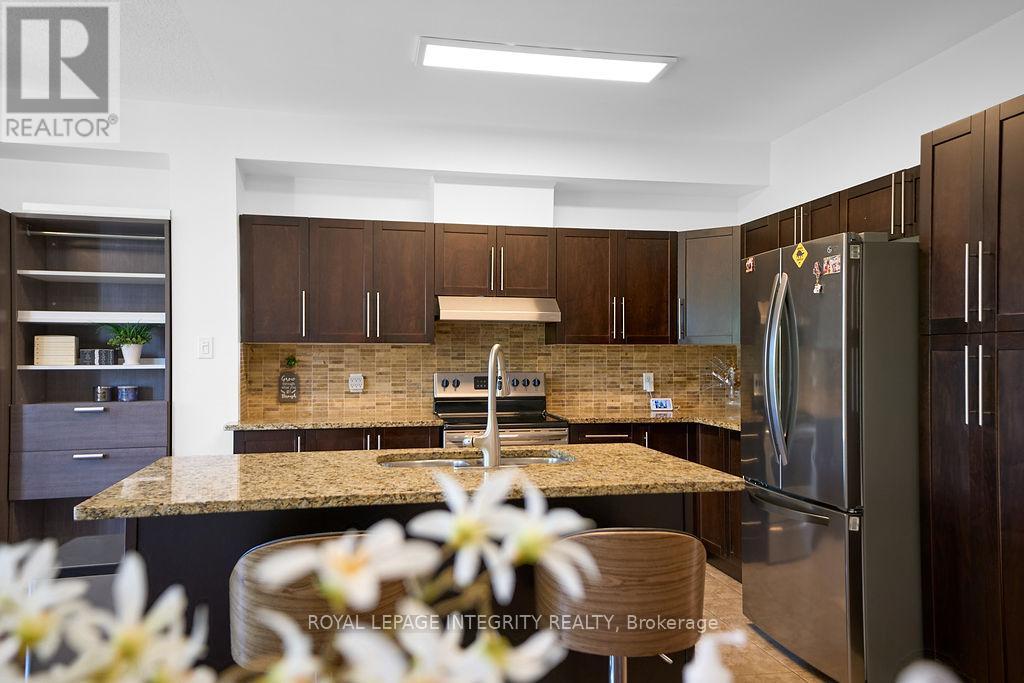 114 Battersea Crescent, Ottawa, ON - Indoor Photo Showing Kitchen With Stainless Steel Kitchen With Double Sink With Upgraded Kitchen