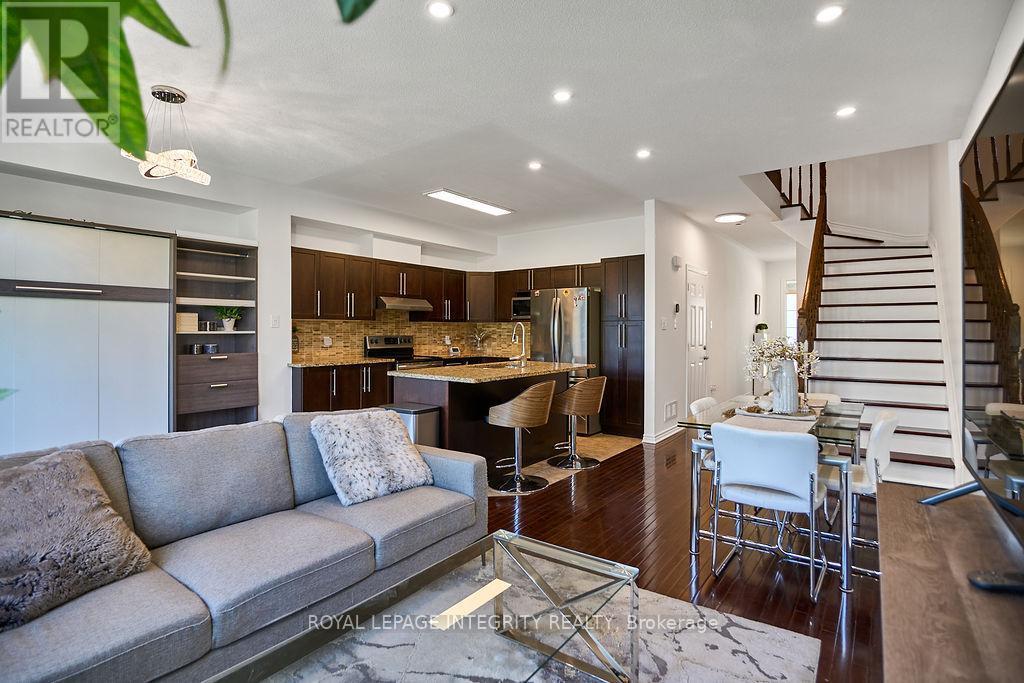 114 Battersea Crescent, Ottawa, ON - Indoor Photo Showing Living Room