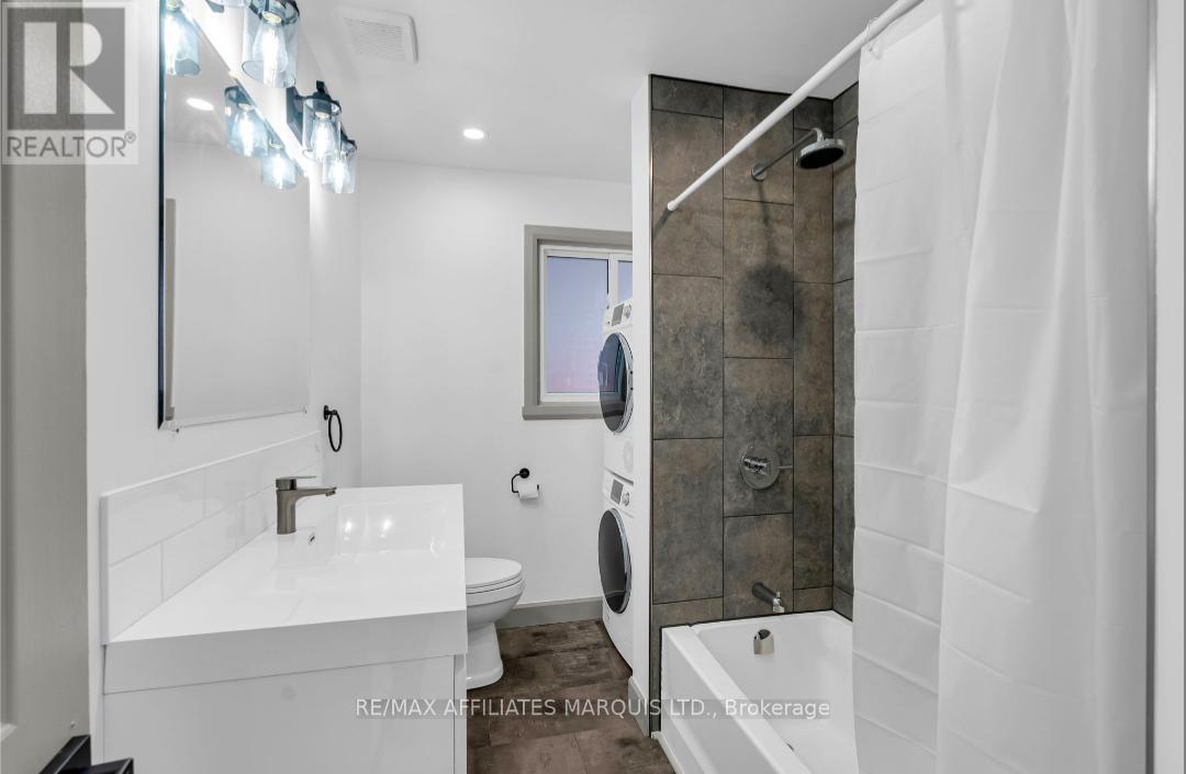 814 Alice Street, Cornwall, ON - Indoor Photo Showing Bathroom