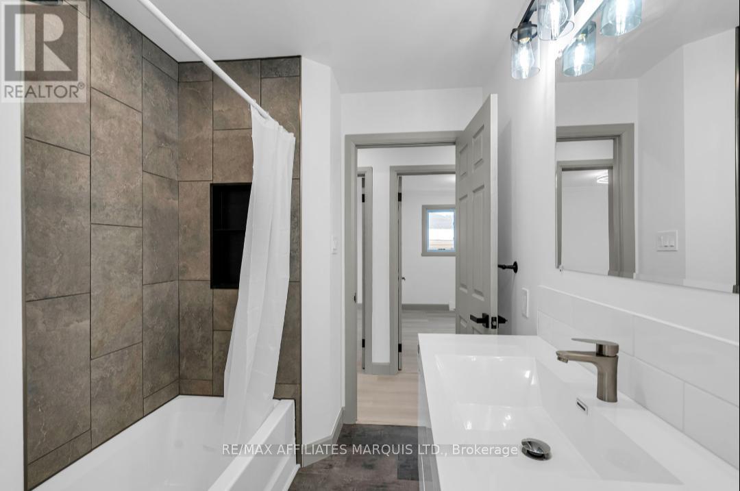 814 Alice Street, Cornwall, ON - Indoor Photo Showing Bathroom