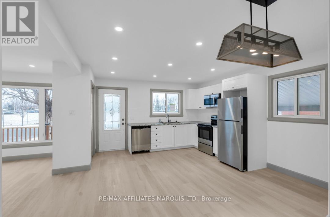 814 Alice Street, Cornwall, ON - Indoor Photo Showing Kitchen