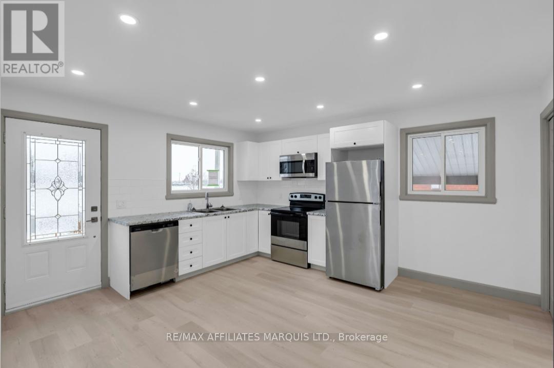 814 Alice Street, Cornwall, ON - Indoor Photo Showing Kitchen
