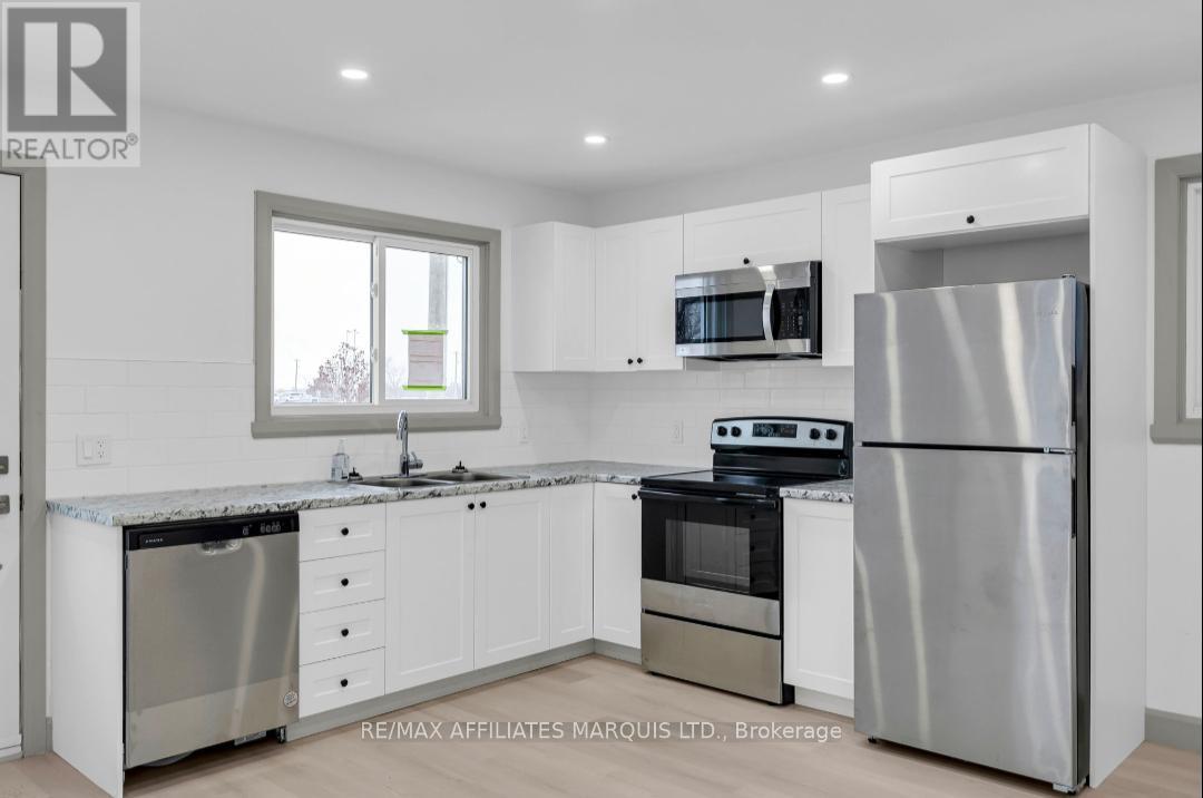814 Alice Street, Cornwall, ON - Indoor Photo Showing Kitchen