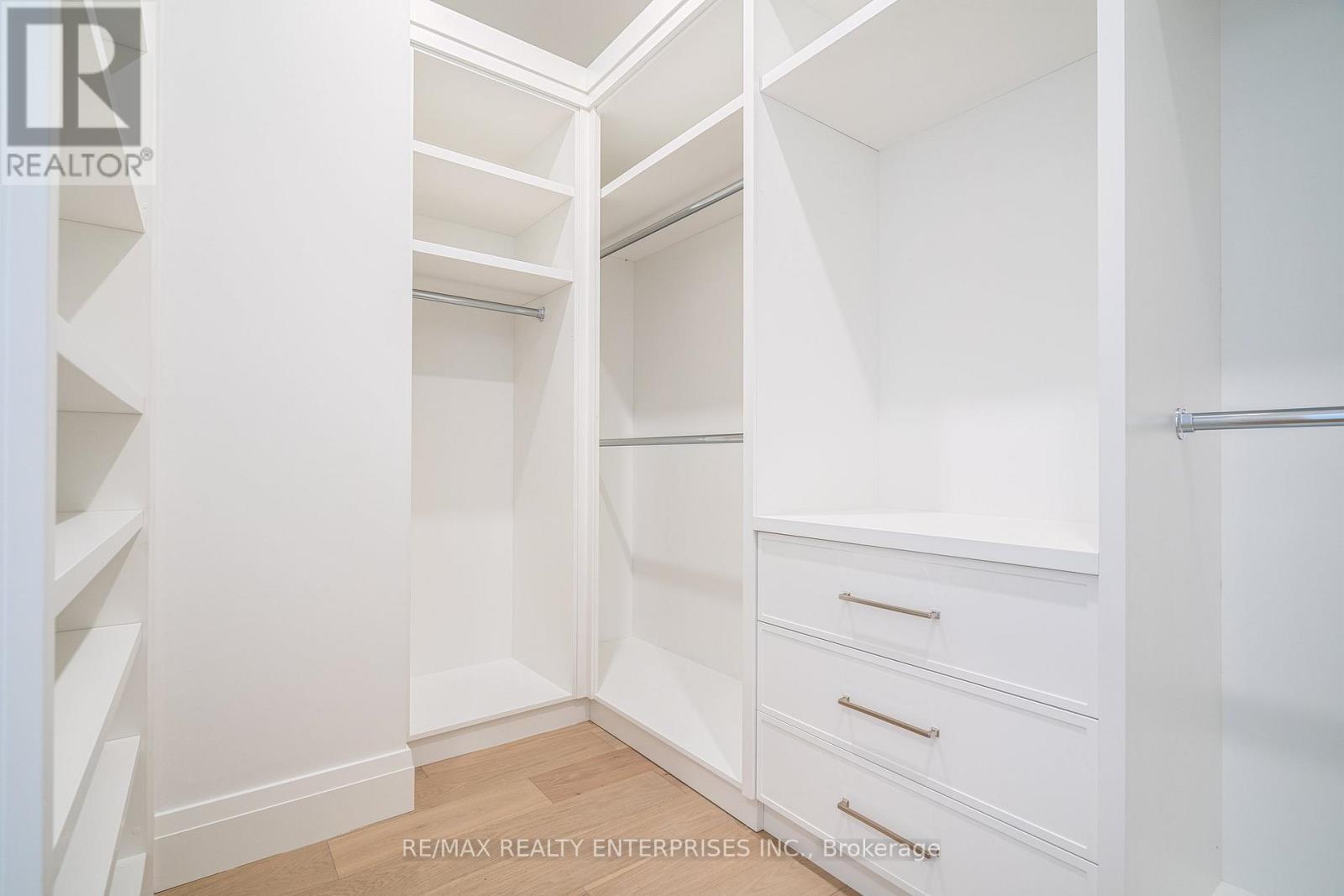 1322 Minaki Road, Mississauga, ON - Indoor With Storage