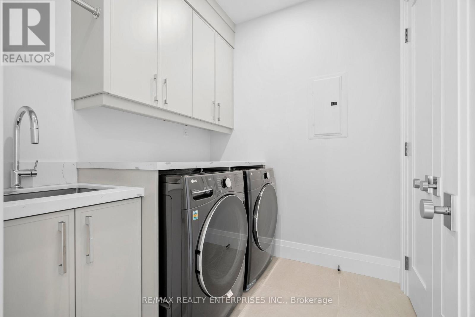 1322 Minaki Road, Mississauga, ON - Indoor Photo Showing Laundry Room
