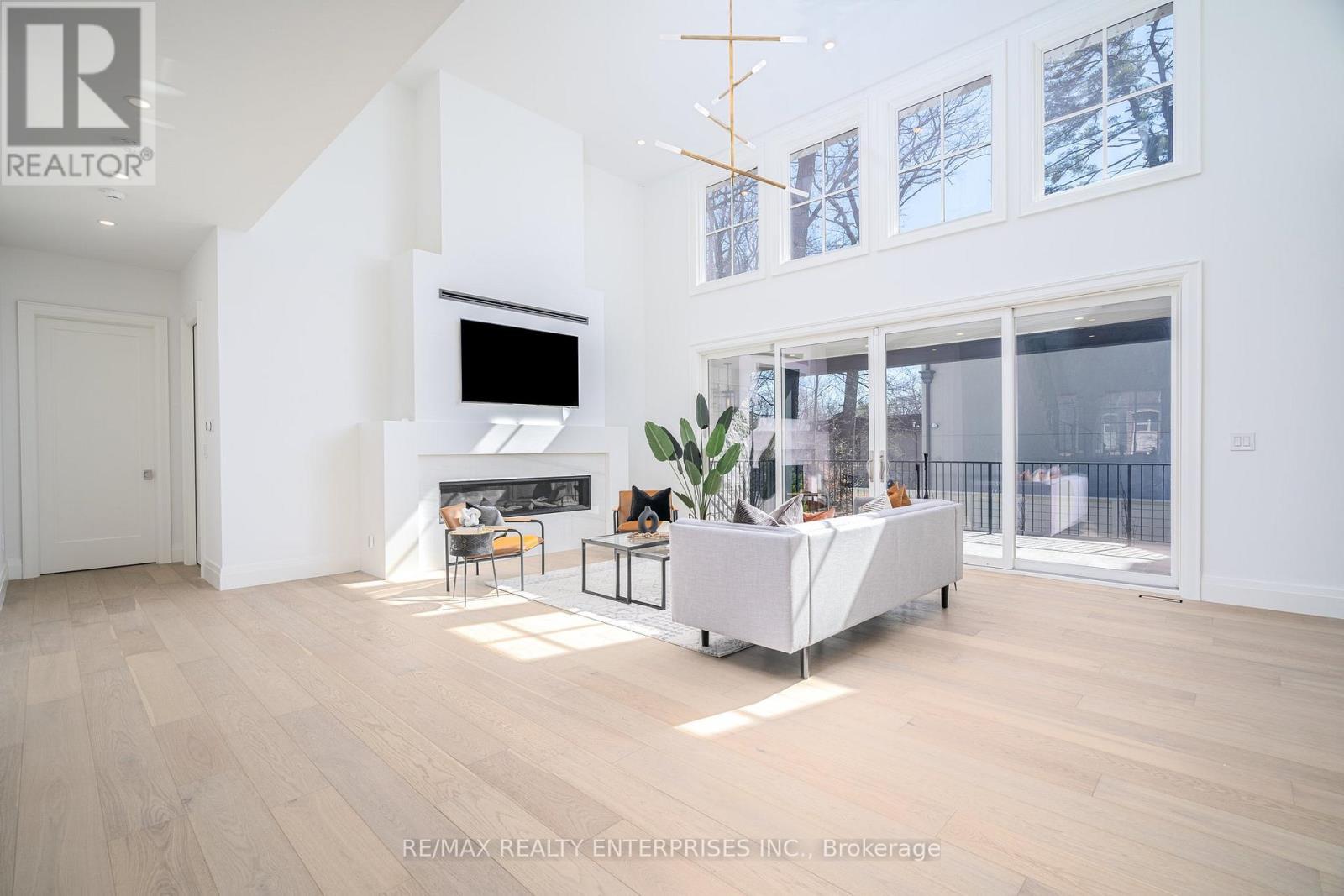 1322 Minaki Road, Mississauga, ON - Indoor With Fireplace