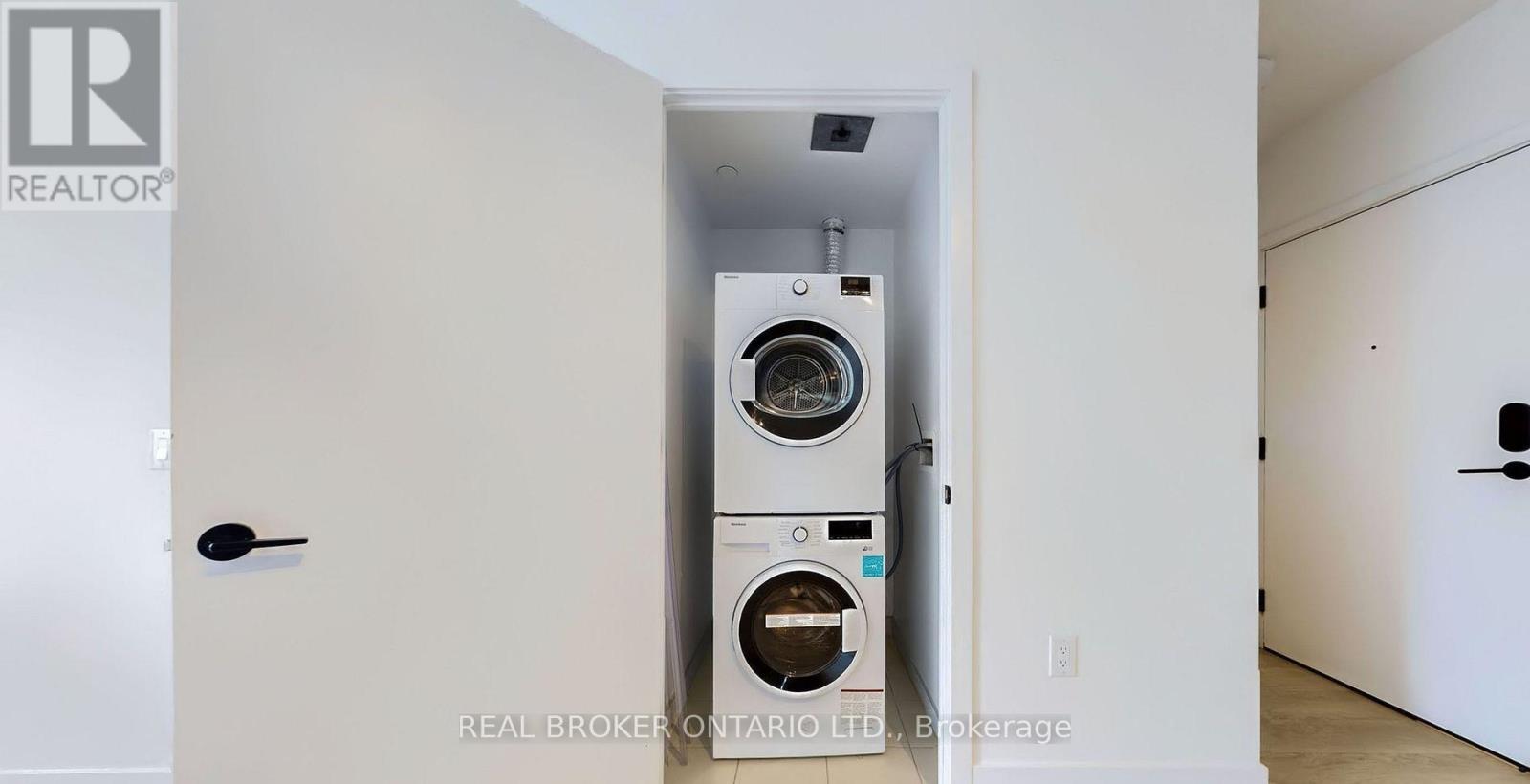 647 - 2450 Old Bronte Road, Oakville, ON - Indoor Photo Showing Laundry Room