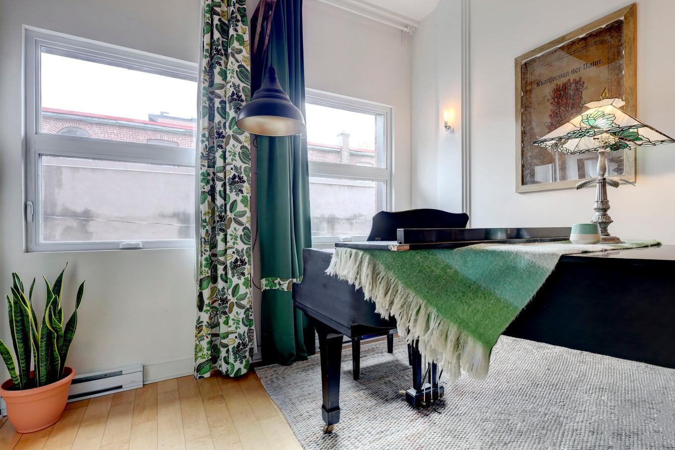 Boudoir - 202-60 Rue Jean-Talon O., Montréal (Rosemont/La Petite-Patrie), QC - Indoor