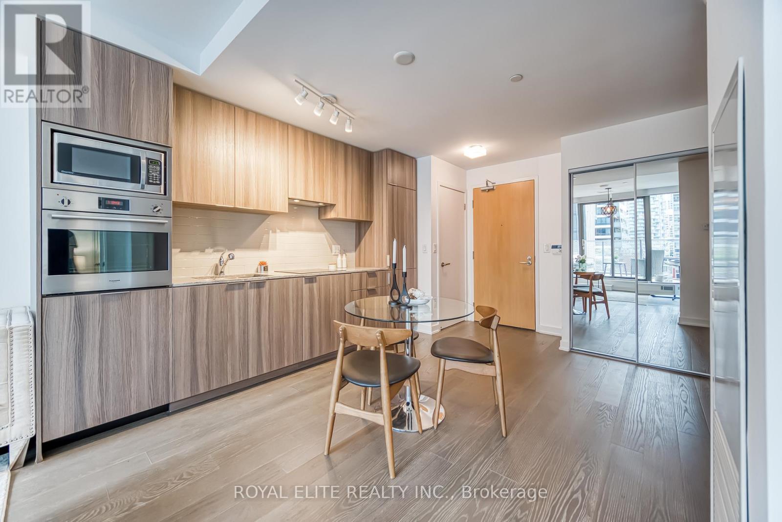 612 - 11 Wellesley Street W, Toronto, ON - Indoor Photo Showing Kitchen