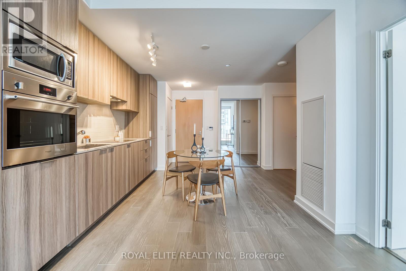 612 - 11 Wellesley Street W, Toronto, ON - Indoor