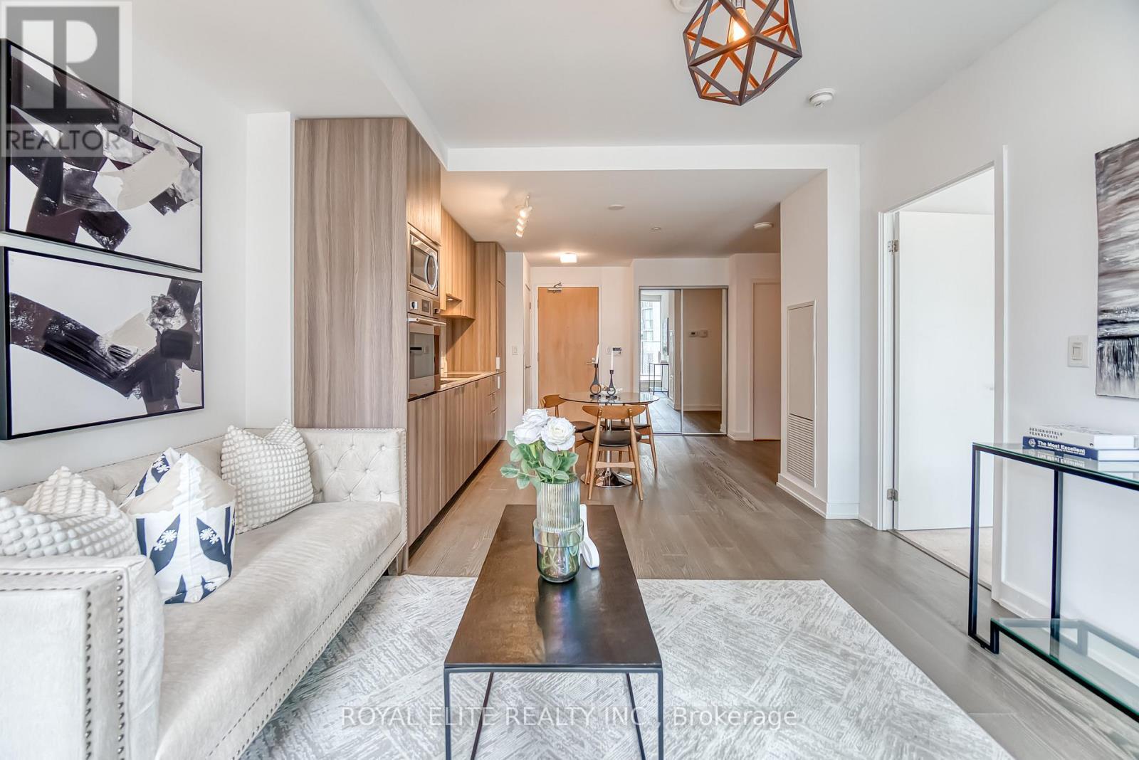 612 - 11 Wellesley Street W, Toronto, ON - Indoor Photo Showing Living Room