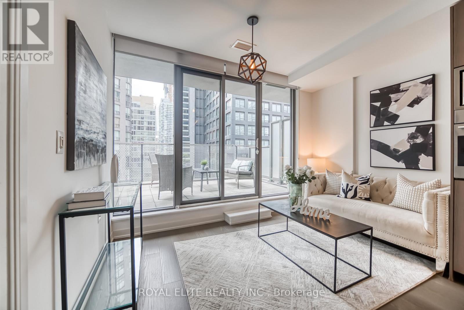 612 - 11 Wellesley Street W, Toronto, ON - Indoor Photo Showing Living Room