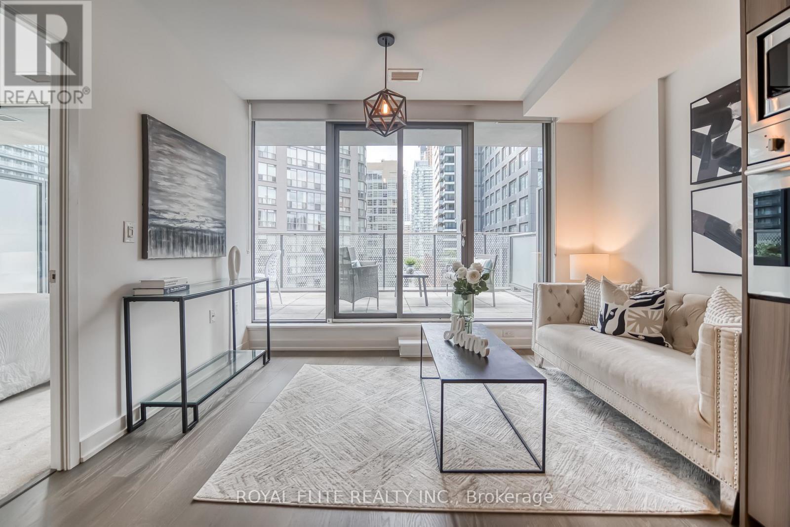 612 - 11 Wellesley Street W, Toronto, ON - Indoor Photo Showing Other Room