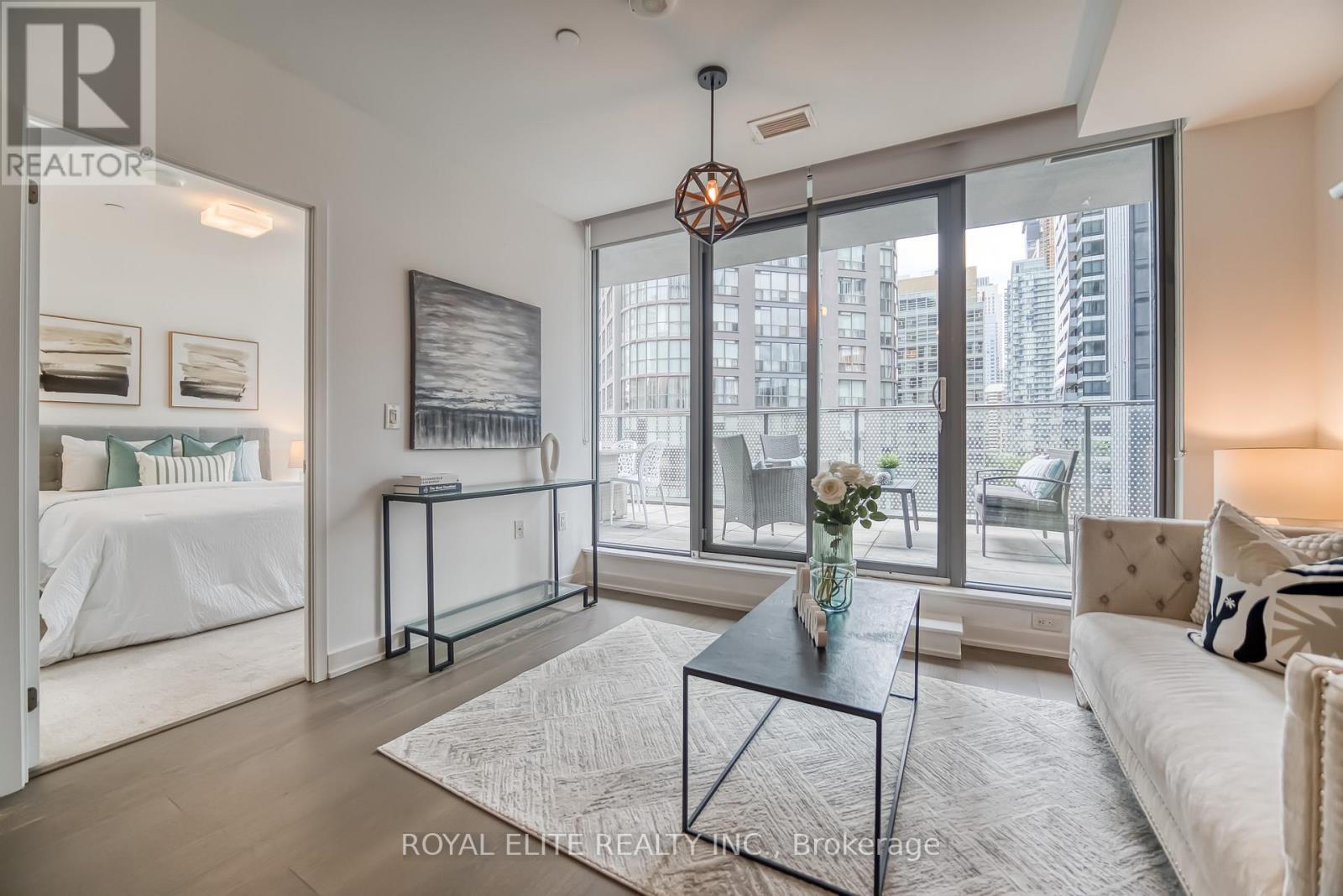 612 - 11 Wellesley Street W, Toronto, ON - Indoor Photo Showing Living Room