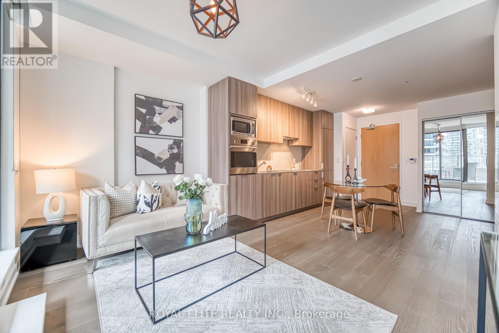 612 - 11 Wellesley Street W, Toronto, ON - Indoor Photo Showing Living Room