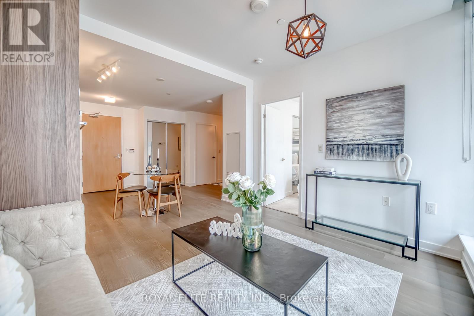 612 - 11 Wellesley Street W, Toronto, ON - Indoor Photo Showing Living Room