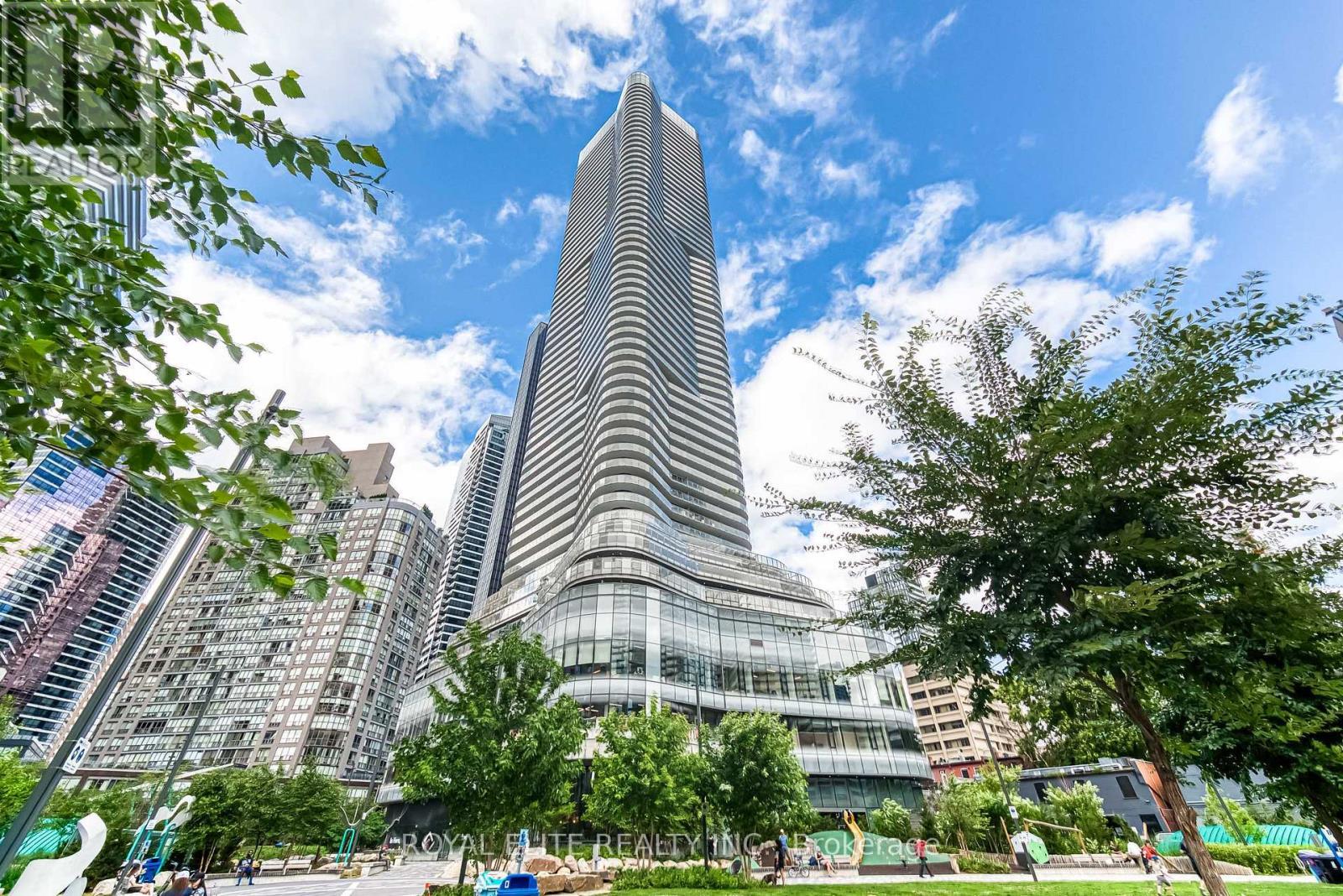 612 - 11 Wellesley Street W, Toronto, ON - Outdoor