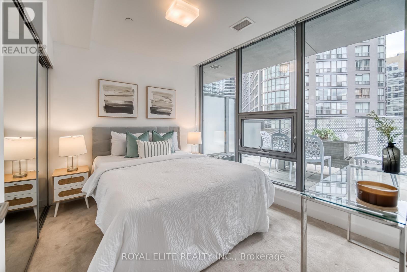 612 - 11 Wellesley Street W, Toronto, ON - Indoor Photo Showing Bedroom