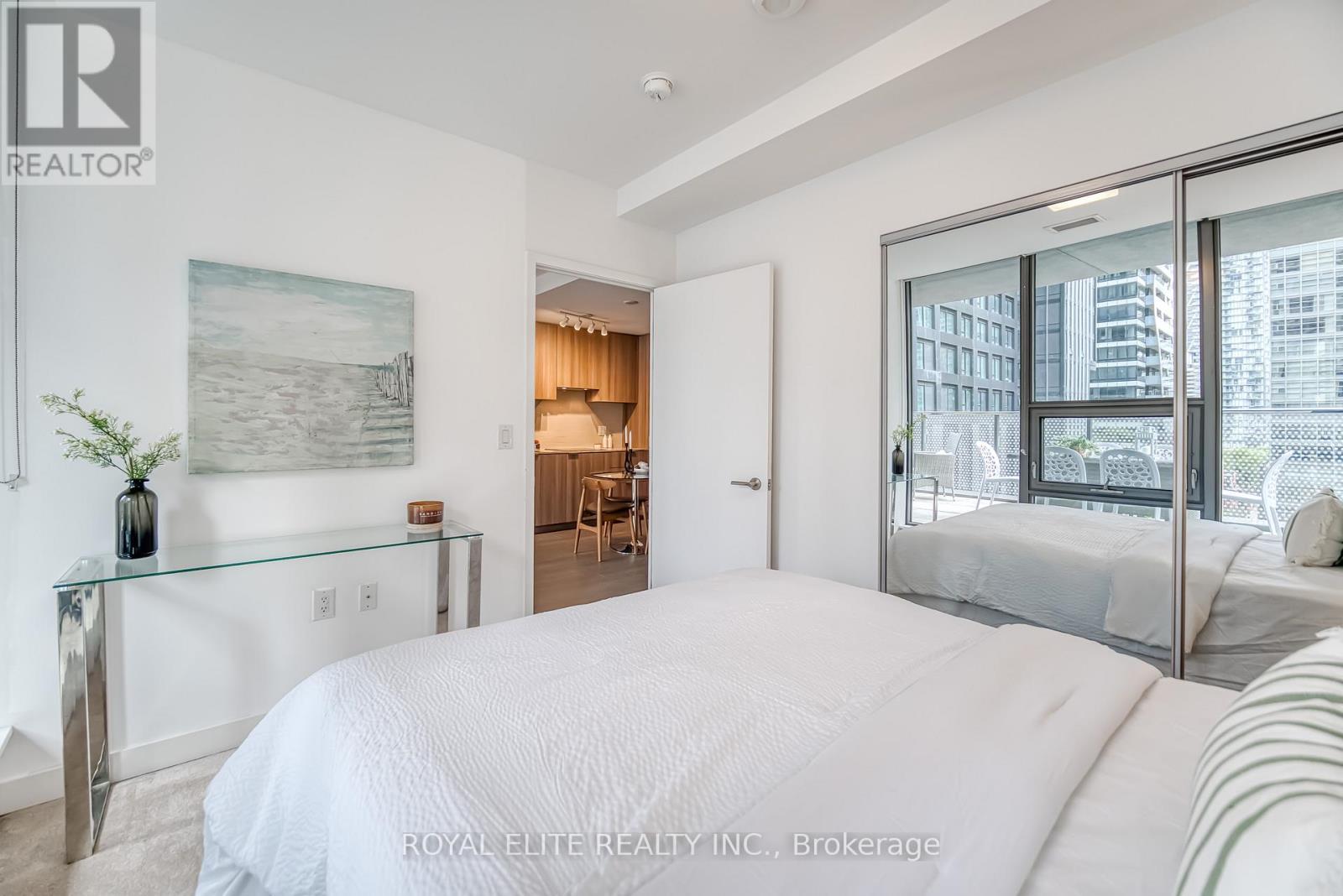 612 - 11 Wellesley Street W, Toronto, ON - Indoor Photo Showing Bedroom