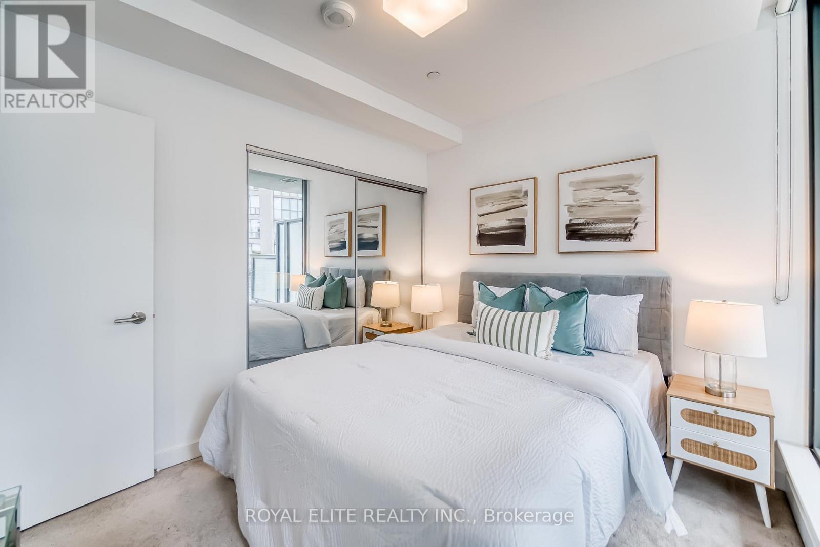 612 - 11 Wellesley Street W, Toronto, ON - Indoor Photo Showing Bedroom