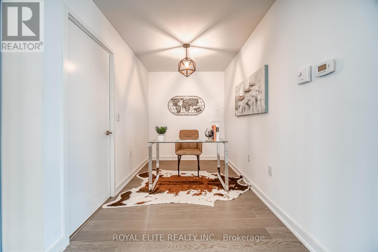 612 - 11 Wellesley Street W, Toronto, ON - Indoor Photo Showing Other Room