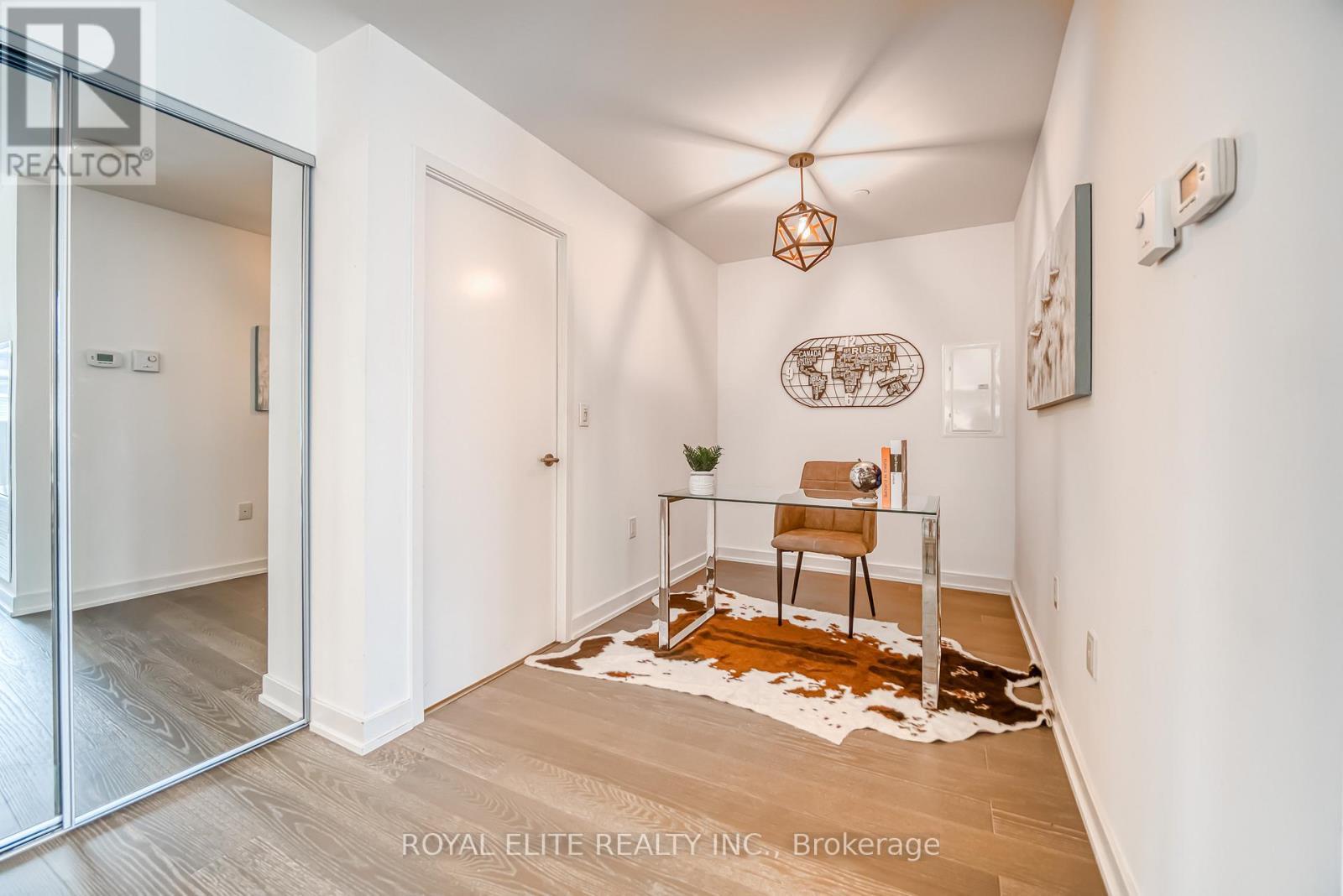 612 - 11 Wellesley Street W, Toronto, ON - Indoor Photo Showing Other Room